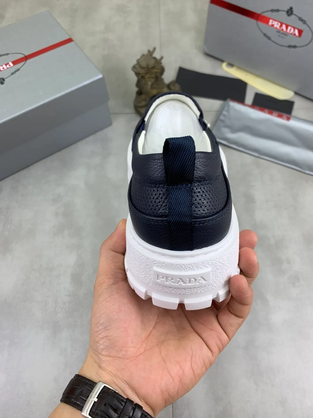 Men's shoes 💰P560💰[New model] The top version is available on the official website, 🆘 The trendy brand (Prada) mainly promotes the popular model, avant-garde and versatile fashionable men's shoes, private version mold opening, cowhide surface splicing 1:1.. Stylish and simple, original imported cowhide lining cowhide feet; the atmosphere and personality are more fashionable, eye-catching and pursuing class. It will subvert the old idea and be a must-have for fashionistas with you! Must keep it for yourself! Tall and comfortable, large and low, high-end quality workmanship. The new high-end outsole on the official website. Size: 38-45. 4️⃣colors available.